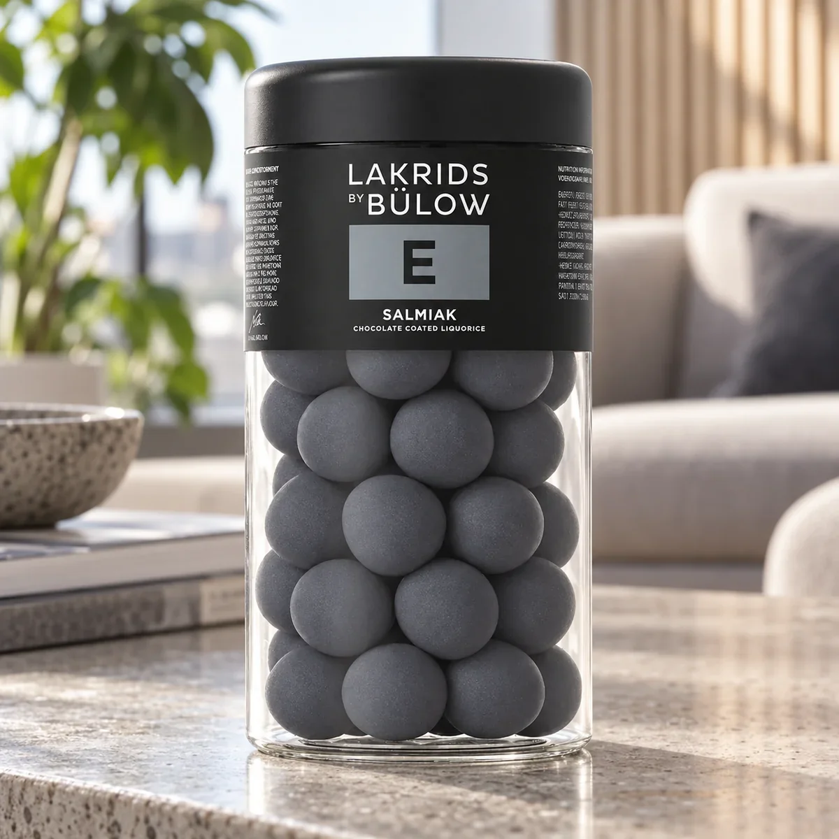 LAKRIDS BY BÜLOW Salmiak 270 g im schwarzen Glas als markantes Lakritz-Werbegeschenk in einer kreativen Agenturlounge.