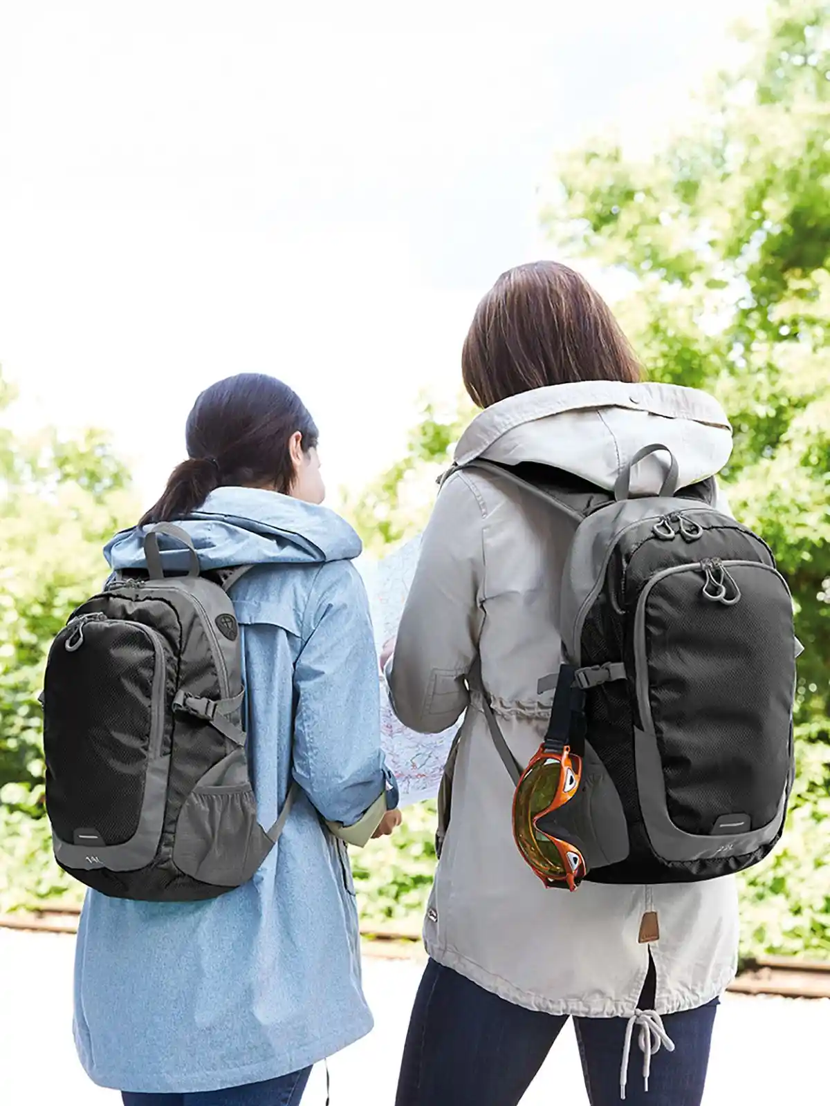 Zwei Frauen mit Halfar Rucksack STEP M – moderner Werbeartikel Rucksack für Alltag, Freizeit und Promotion