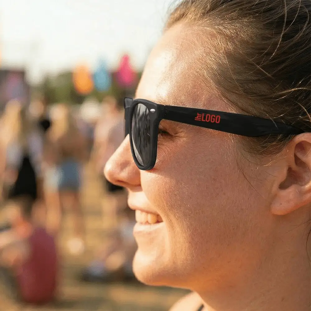 Frau trägt Sun Ray Sonnenbrille in Schwarz – stylischer Werbeartikel für Sommer, Promotion und Lifestyle