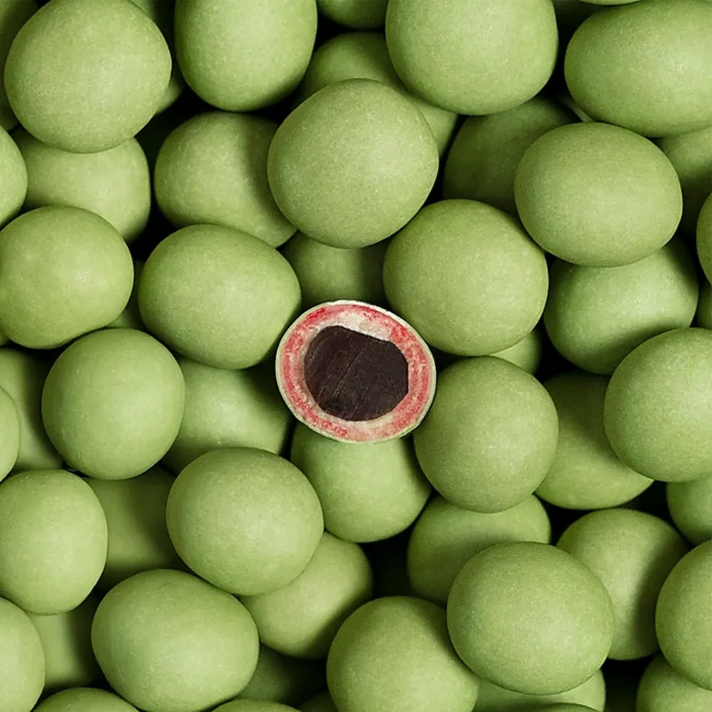 Lakrids by Bülow C Sour Strawberry angeschnitten: grüne Lakritzkugel – Sorte in Winter Selection Box