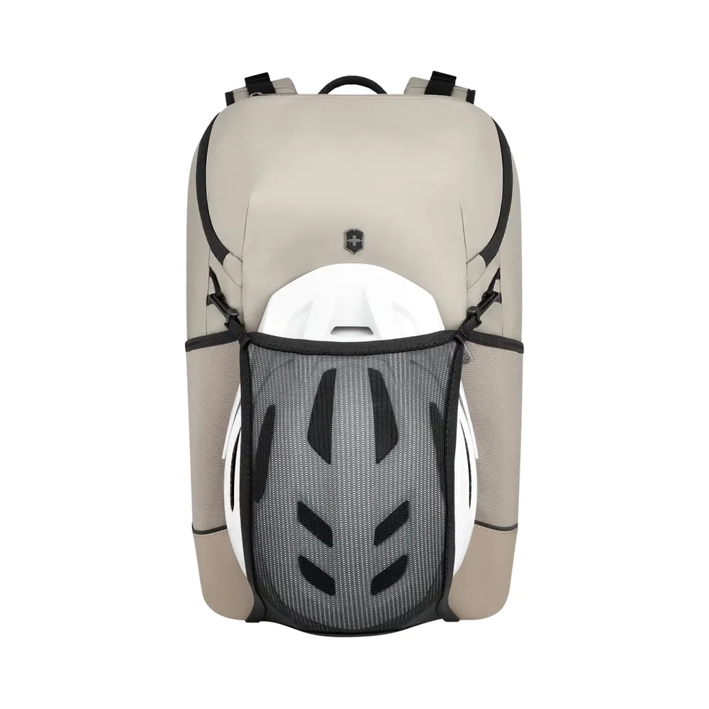 Victorinox Altmont Modern Commuter Backpack Weiß mit Fahrradhelm im Netz – Pendlerrucksack fürs Rad