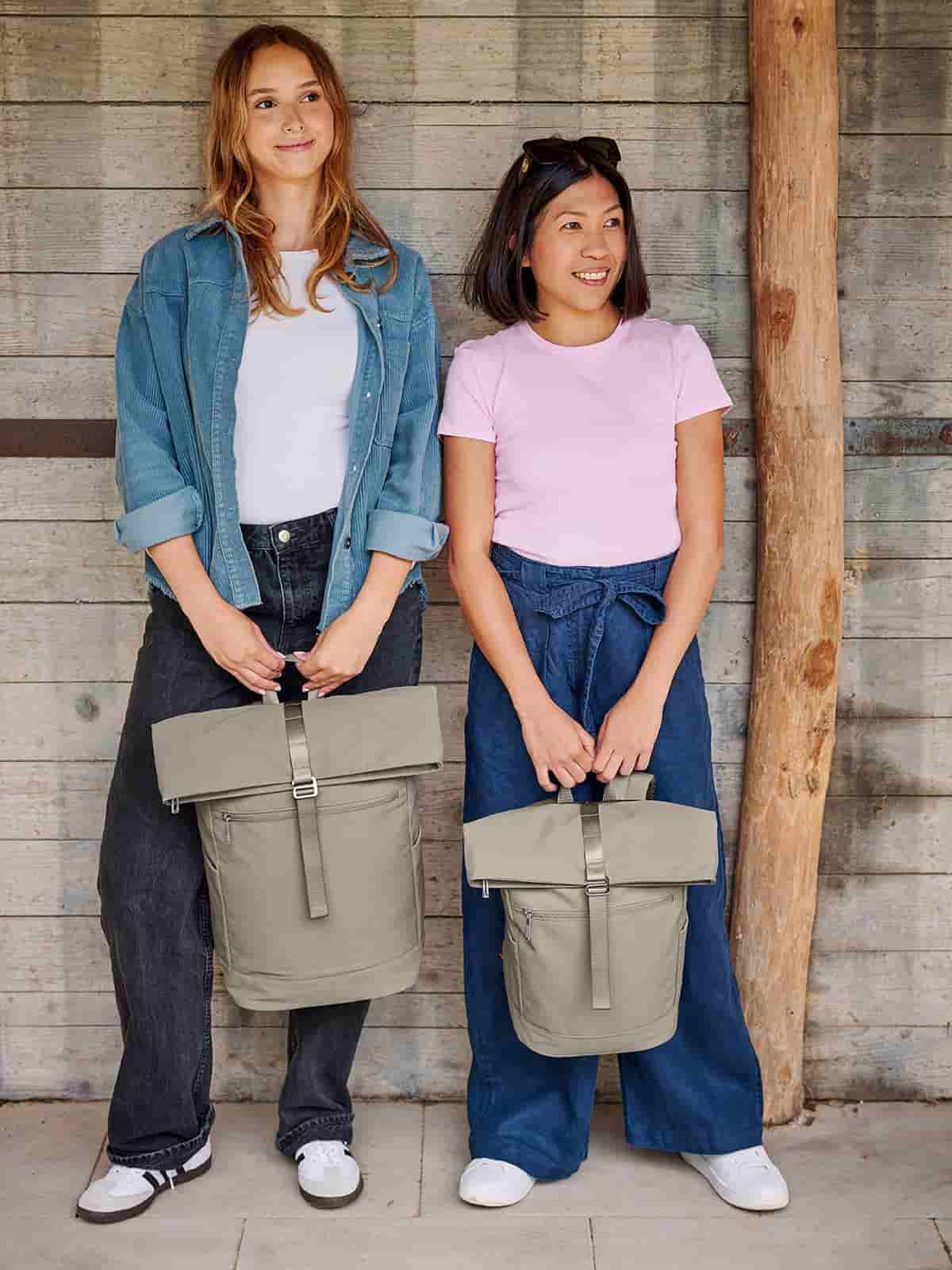 Zwei Frauen mit Halfar Laptop Rucksack STAR in Beige – moderner Werbeartikel Rucksack mit Logo für Alltag und Business