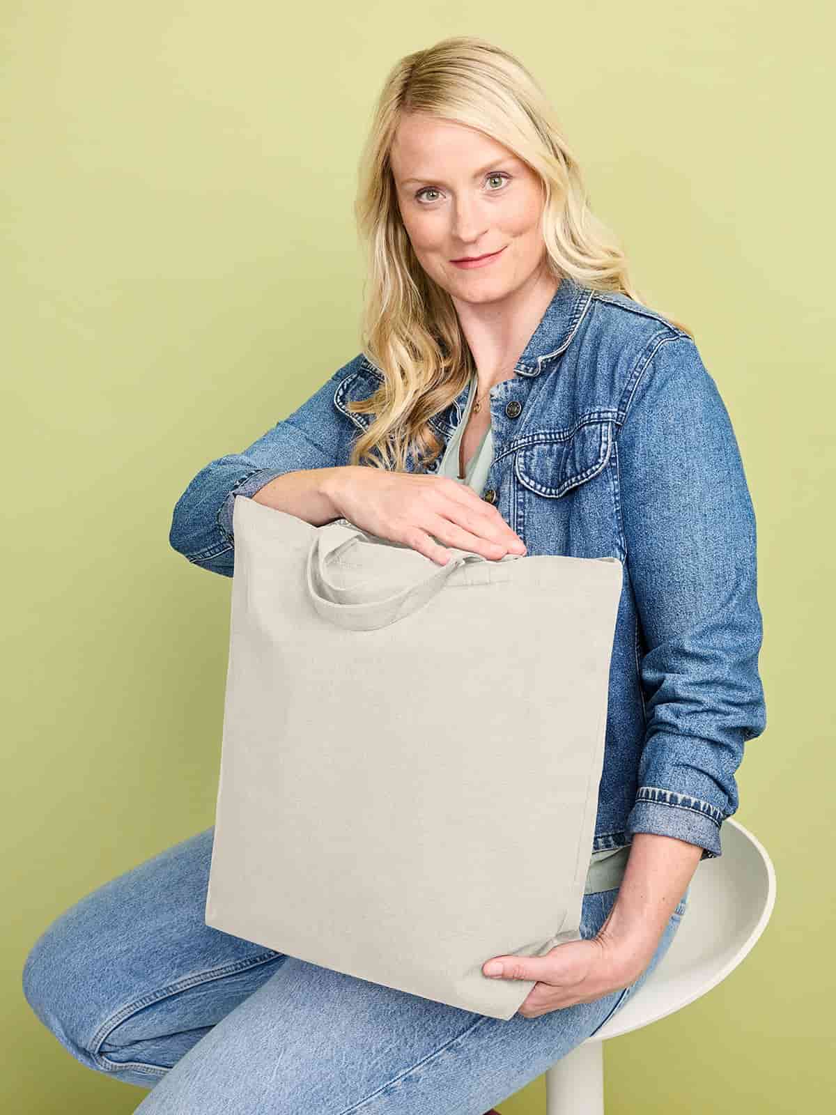 Frau mit Halfar Freizeit Shopper ORGANIC in Natur – nachhaltige Einkaufstasche aus Baumwolle für Alltag