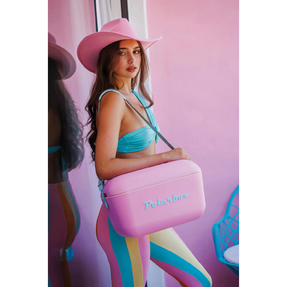 Schöne Frau mit Polarbox Original 20L Vintage Kühlbox – stilvoller Werbeartikel für Sommer, Events und Outdoor