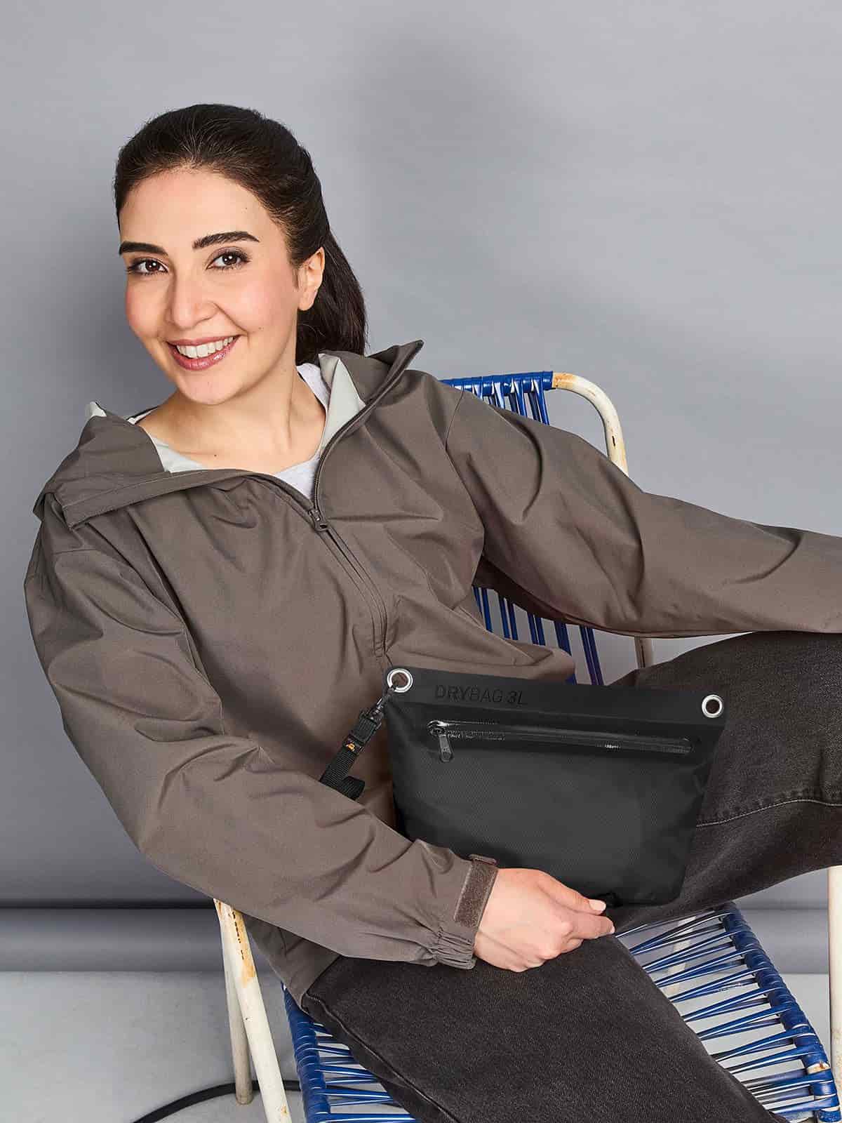 Frau mit Halfar Drybag Tasche in Schwarz – wasserdichter Werbeartikel für Freizeit, Sport und Outdoor