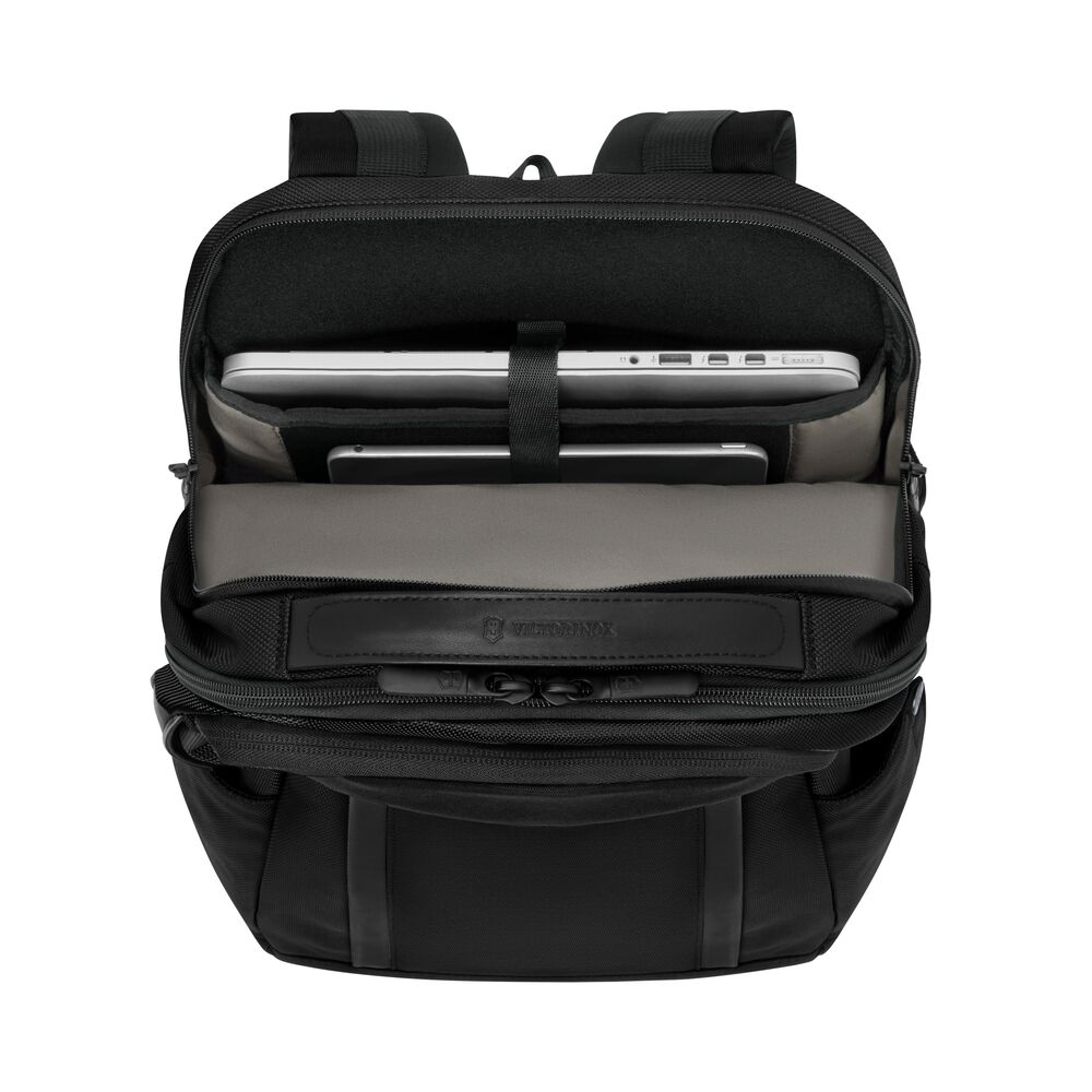 Victorinox Altmont Professional Deluxe Travel Laptop Backpack Innenansicht mit Laptop, geräumiges gepolstertes Laptopfach und intelligente Fächeraufteilung für Dokumente und Zubehör, ideal als hochwertiger Werbeartikel mit Logo.