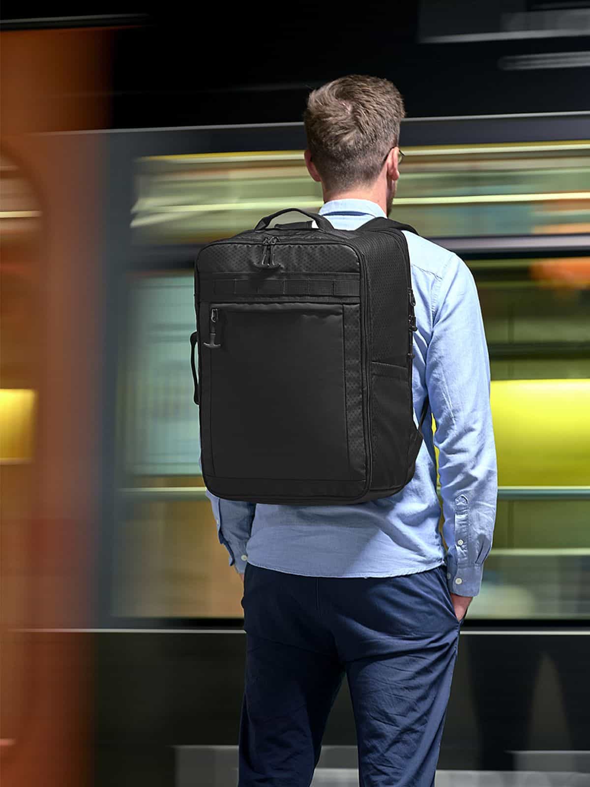Mann mit Halfar Reise Rucksack ACTIVE in Schwarz – moderner Werbeartikel Rucksack für Alltag und Reisen