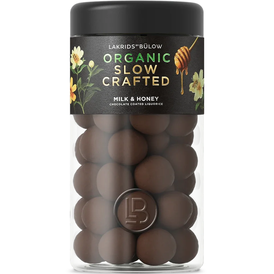 Bio-Schoko-Lakritz Milk & Honey Lakrids by Bülow – Produktfoto des Slow-Crafted-Glases, freigestellt