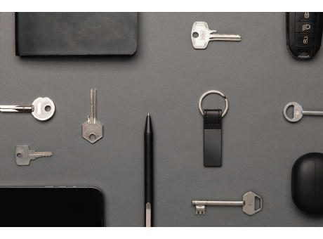 Schicker PU Schlüsselanhänger aus RCS recyc. Zinklegierung bedrucken