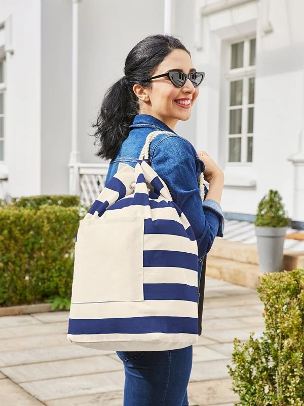 Frau mit Halfar Rucksack BEACH – sommerlicher Werbeartikel Rucksack für Strand, Freizeit und Events Halfar Rucksack BEACH