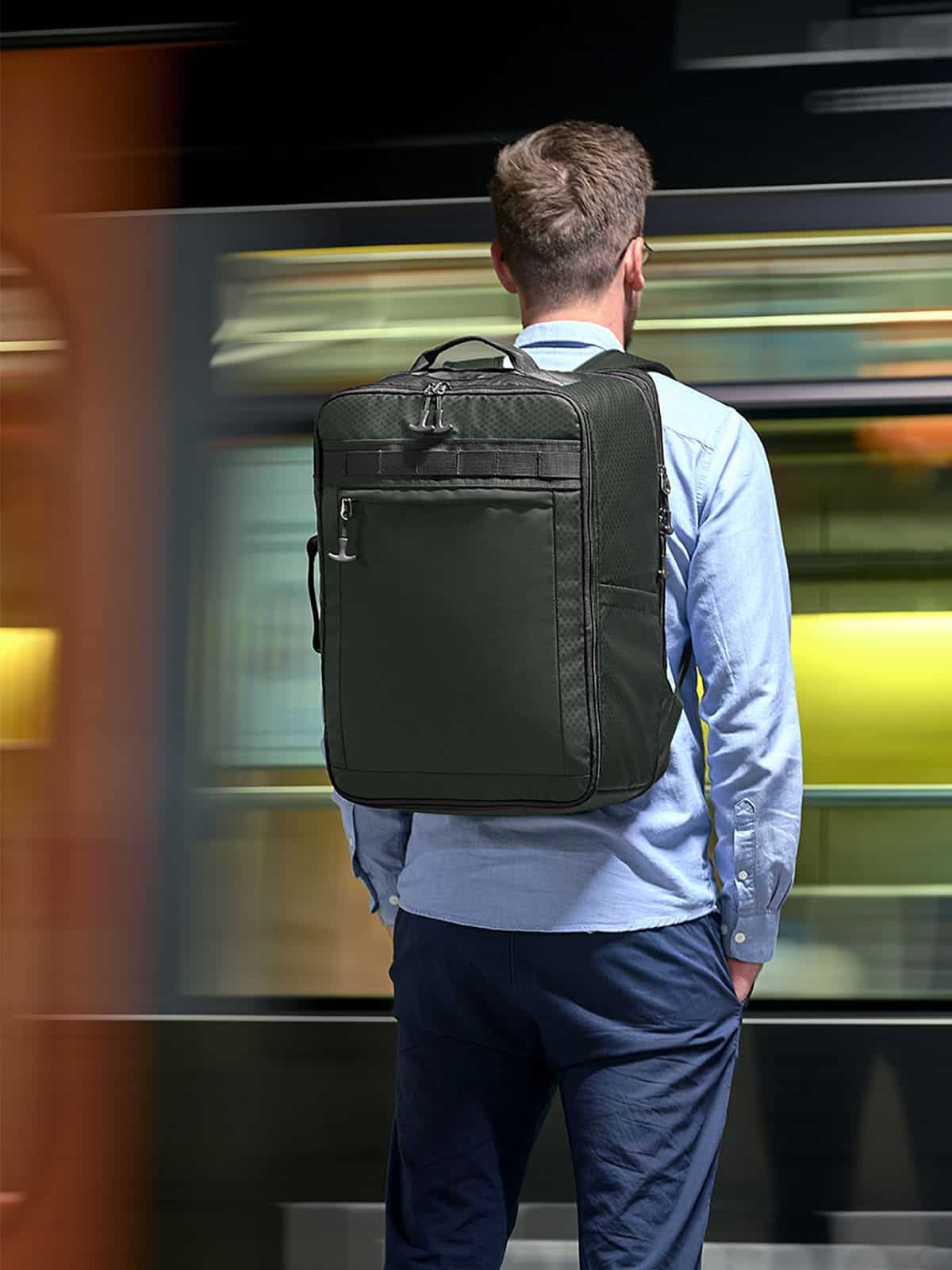 Mann mit Halfar Reise Rucksack ACTIVE in Dunkelgrün – Werbeartikel Rucksack für Reisen und Outdoor
