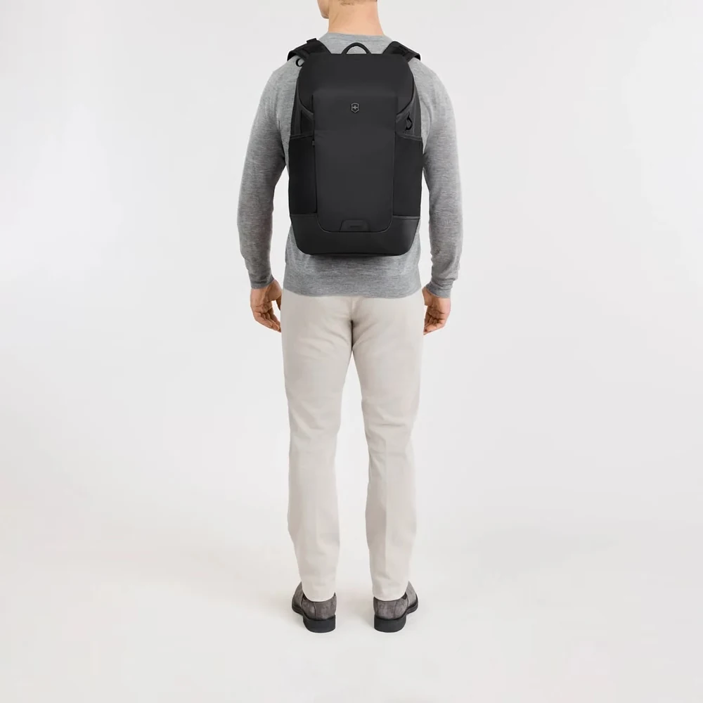 Mann trägt den Victorinox Altmont Modern Commuter Backpack in Schwarz – Victorinox Rucksack im Alltag