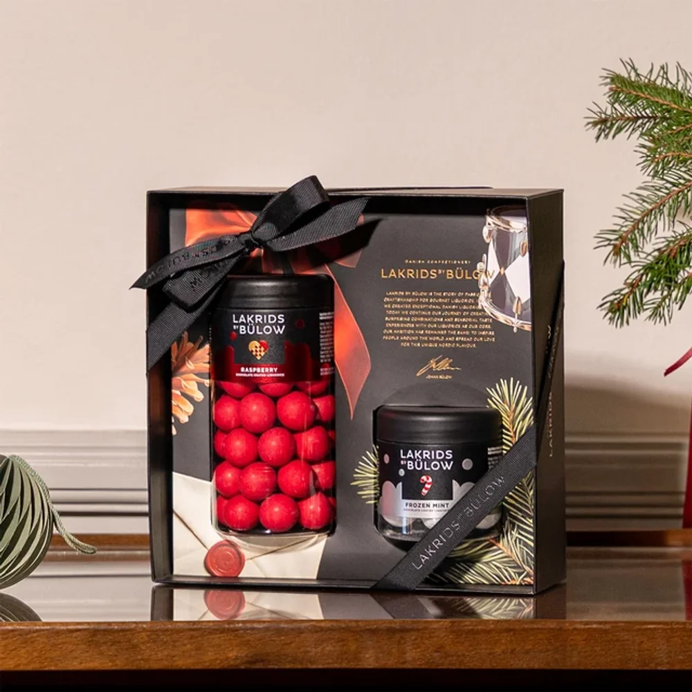 Lakrids by Bülow Black Box Raspberry & Mint mit Schleife auf Sideboard – Weihnachtsgeschenk für Kunden