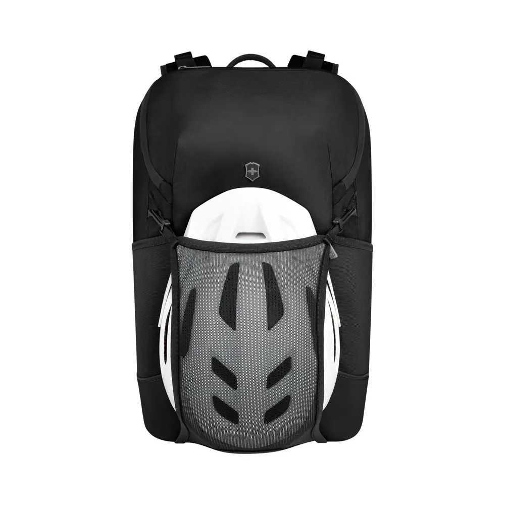 Victorinox Altmont Modern Commuter Backpack Schwarz mit Fahrradhelm im Netz – Pendlerrucksack fürs Rad