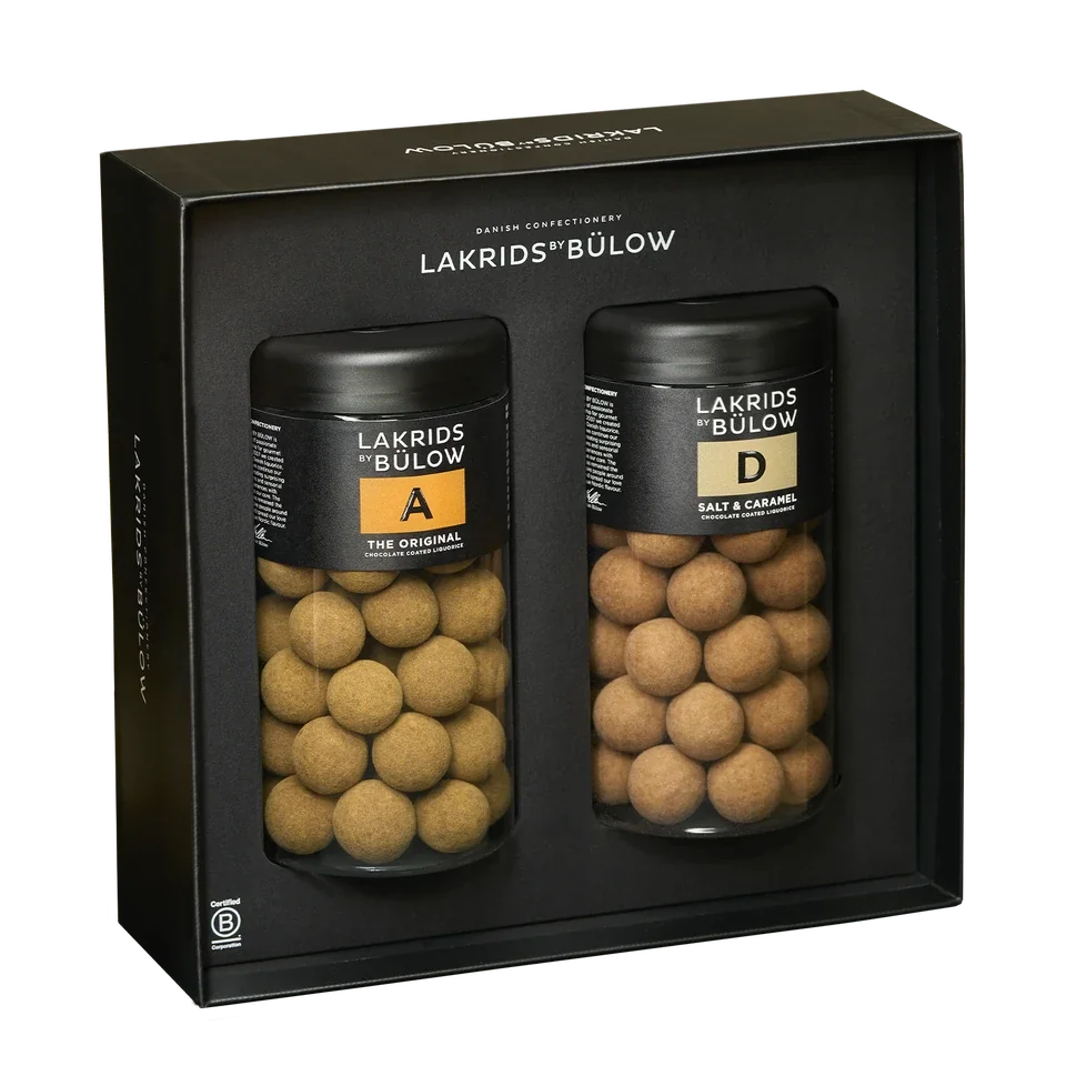 Geschenkbox Black Box A & D Lakrids by Bülow – Produktfoto der schwarzen Geschenkbox mit zwei Dosen, freigestellt