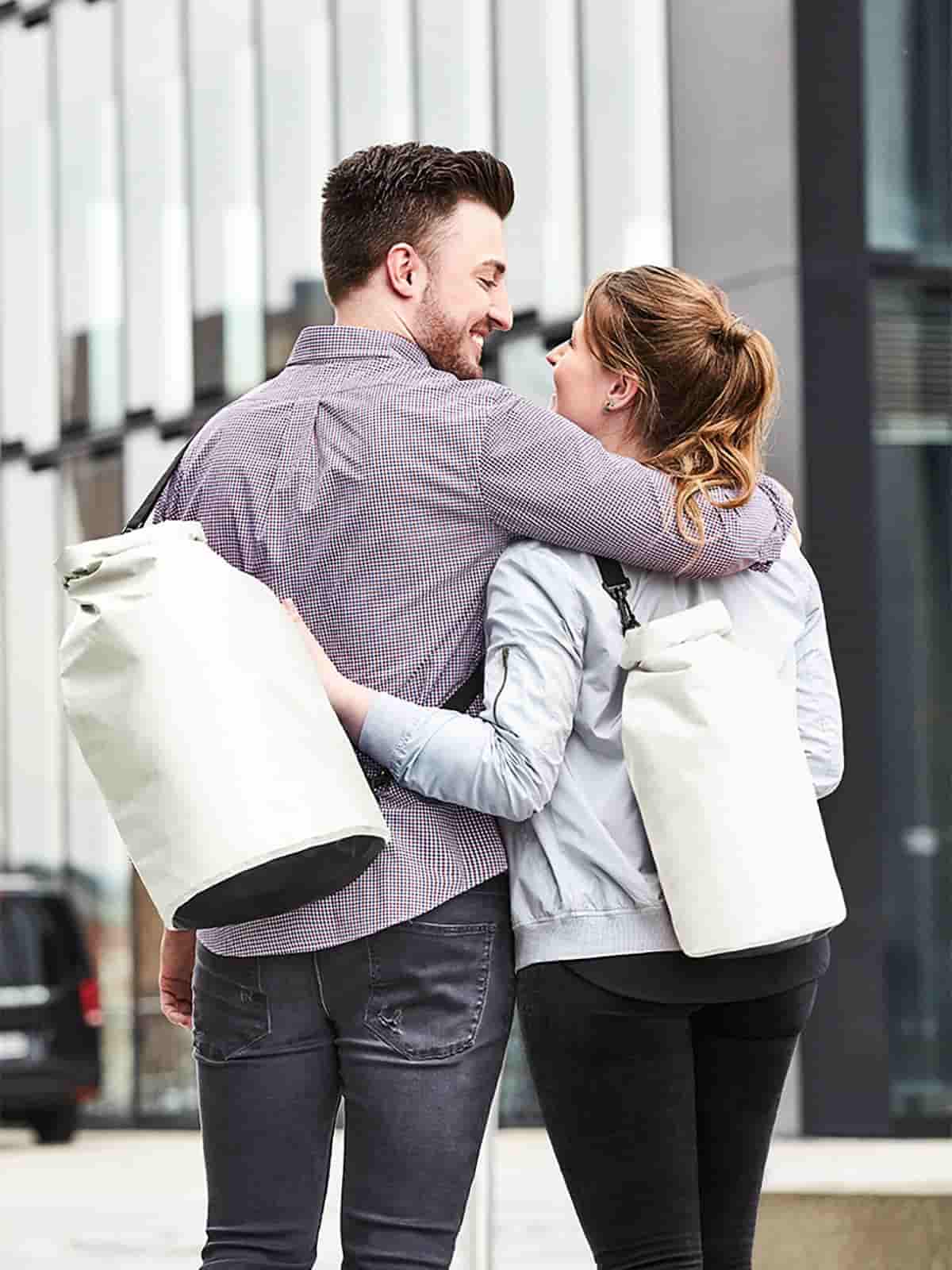 Frau und Mann mit Halfar Drybag SPLASH in Weiß – leichte und moderne wasserdichte Tasche für Freizeit, Strand und Outdoor-Aktivitäten