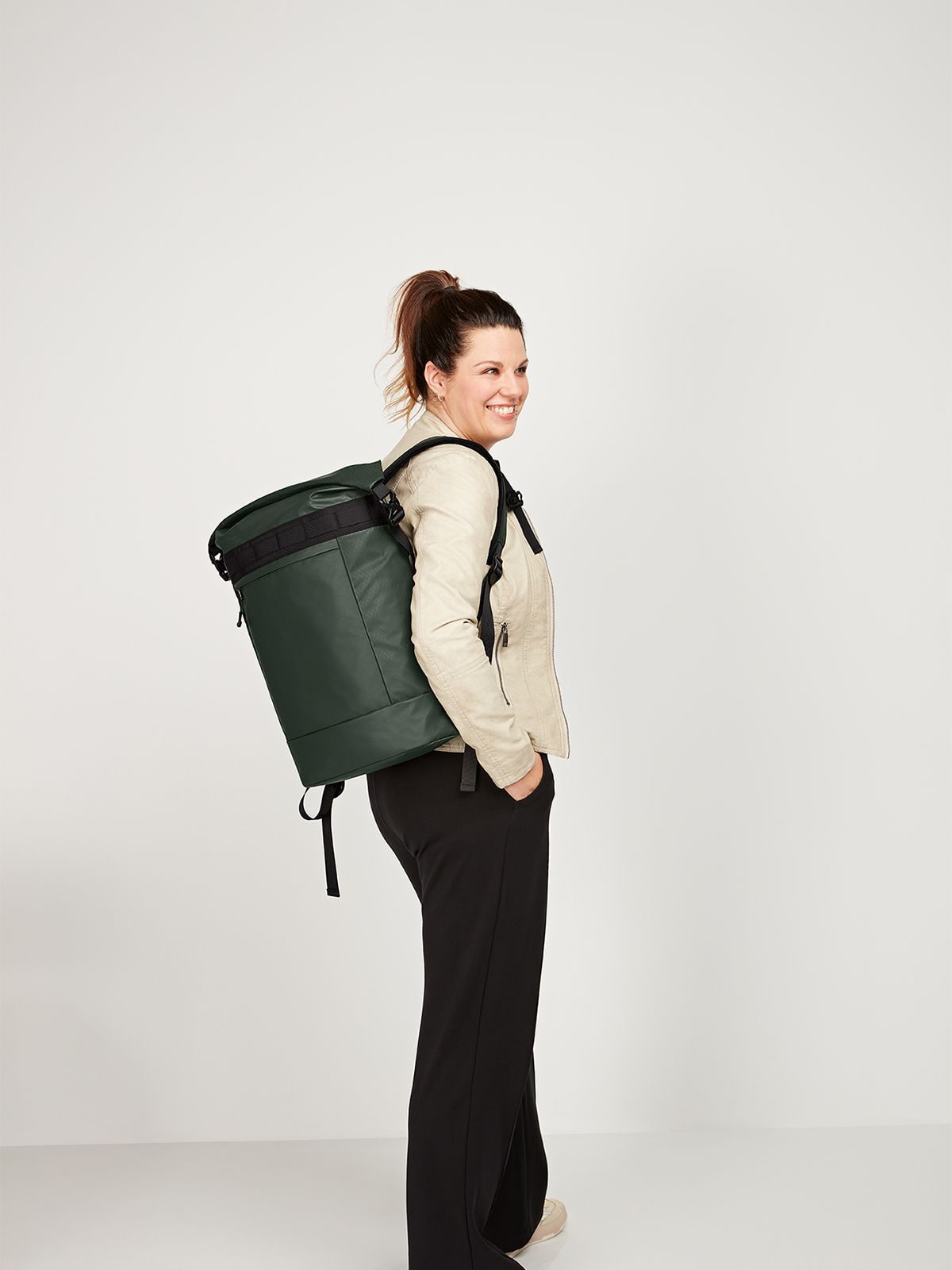Frau mit Halfar Notebook Rucksack ACTIVE in Dunkelgrün – Werbeartikel Rucksack mit Logo für Alltag und Business