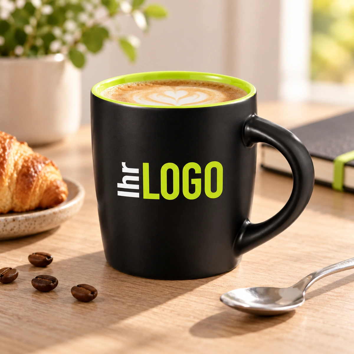 Riviera 340 ml Keramikbecher in Schwarz und Limone mit „Ihr Logo“ in einer stimmungsvollen Kaffeeszene als Werbeartikel.